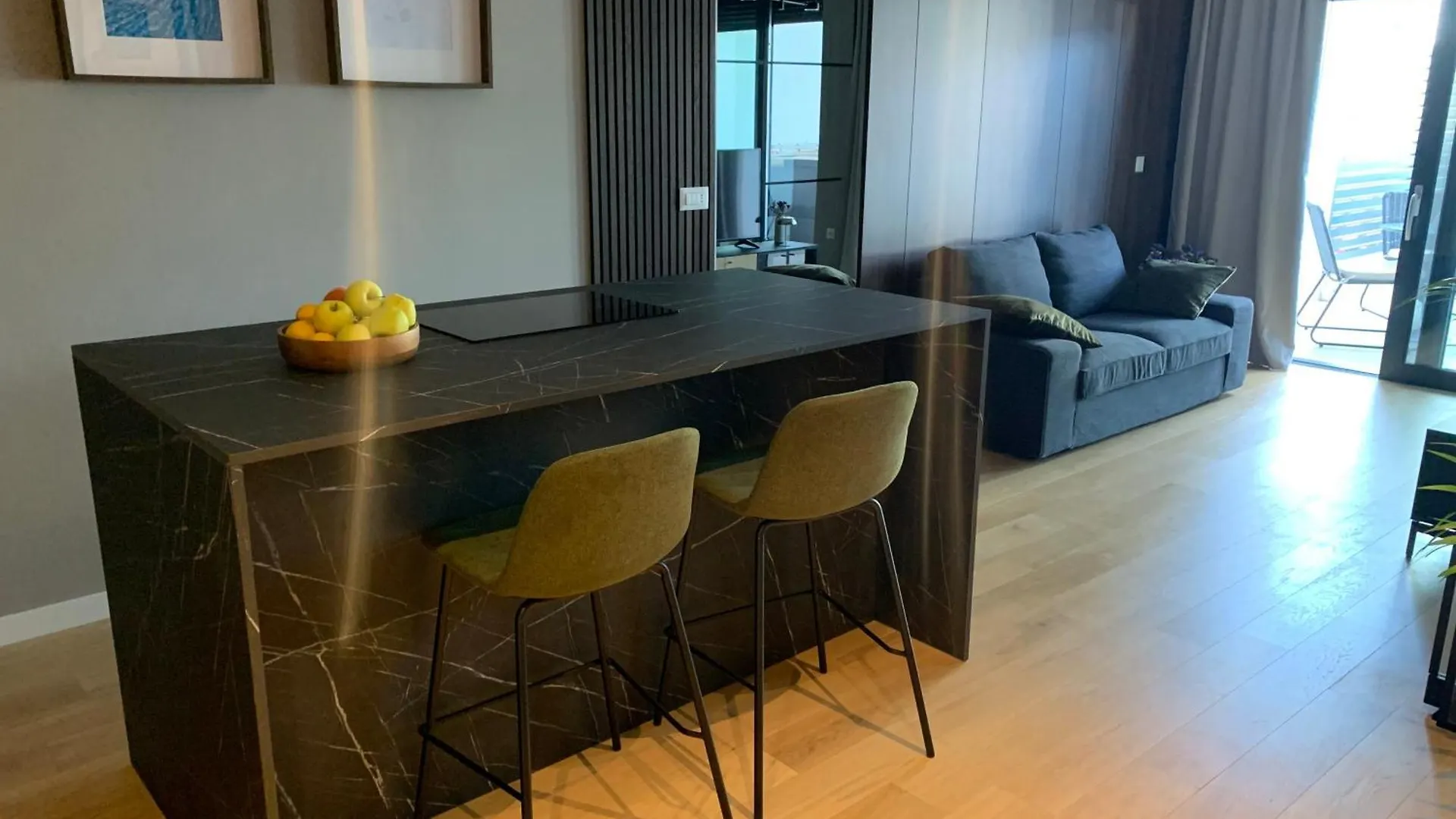Capitol Suites زادار